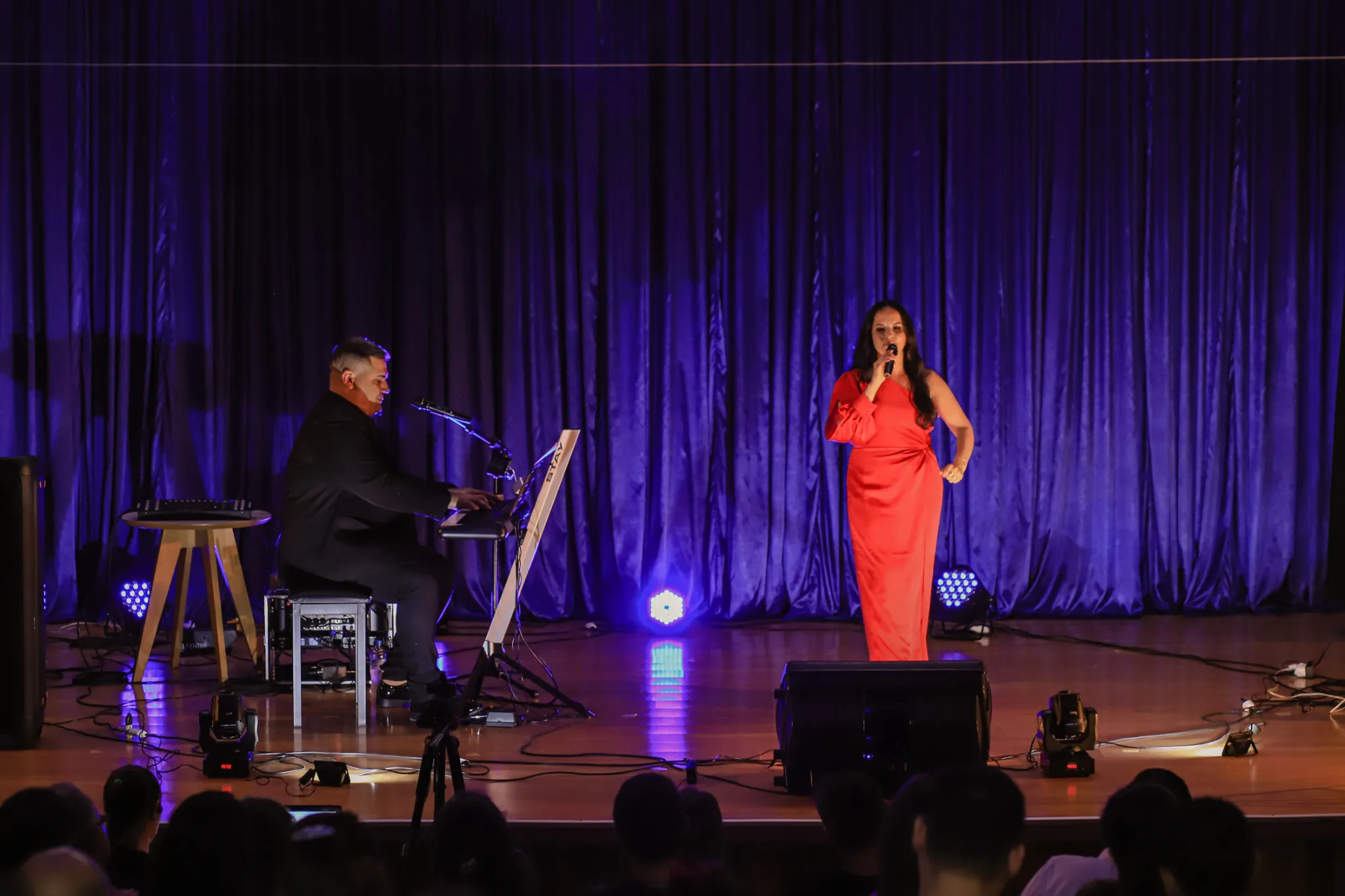 Ivan e Karine em apresentação no palco