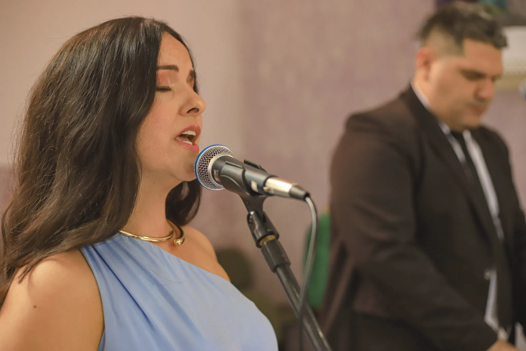 Karine cantando e Ivan ao fundo