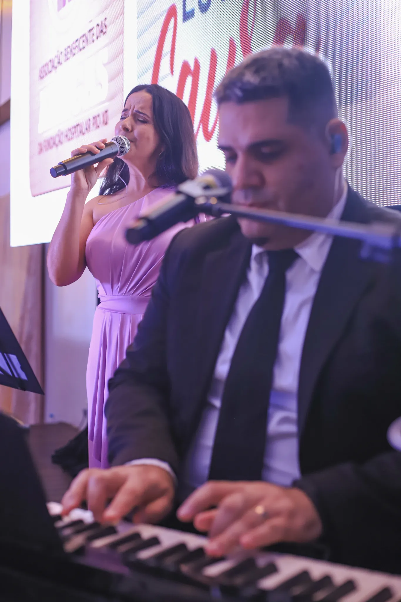 Projeto musical em evento com telão