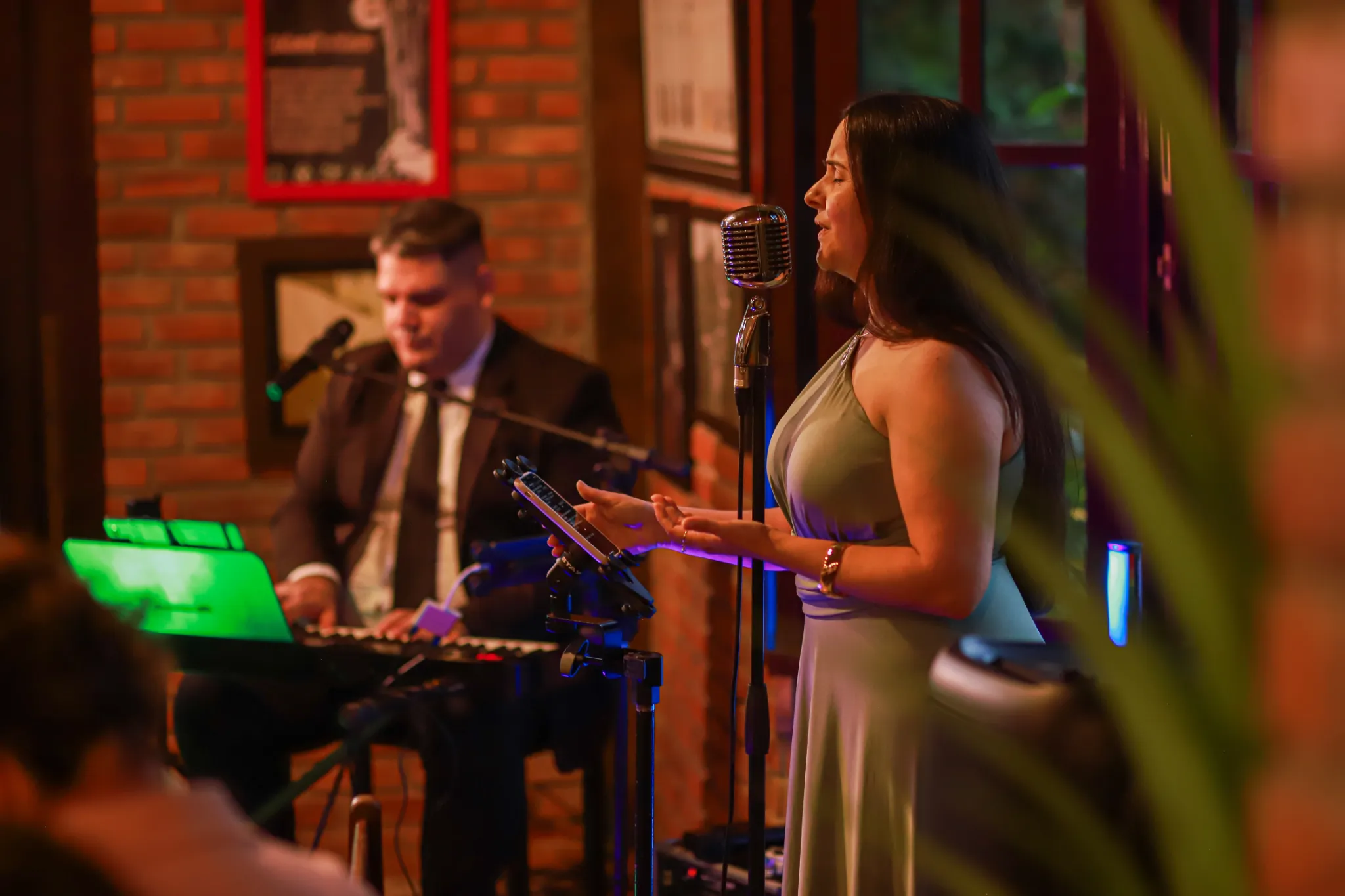 Apresentação em ambiente interno com luzes quentes