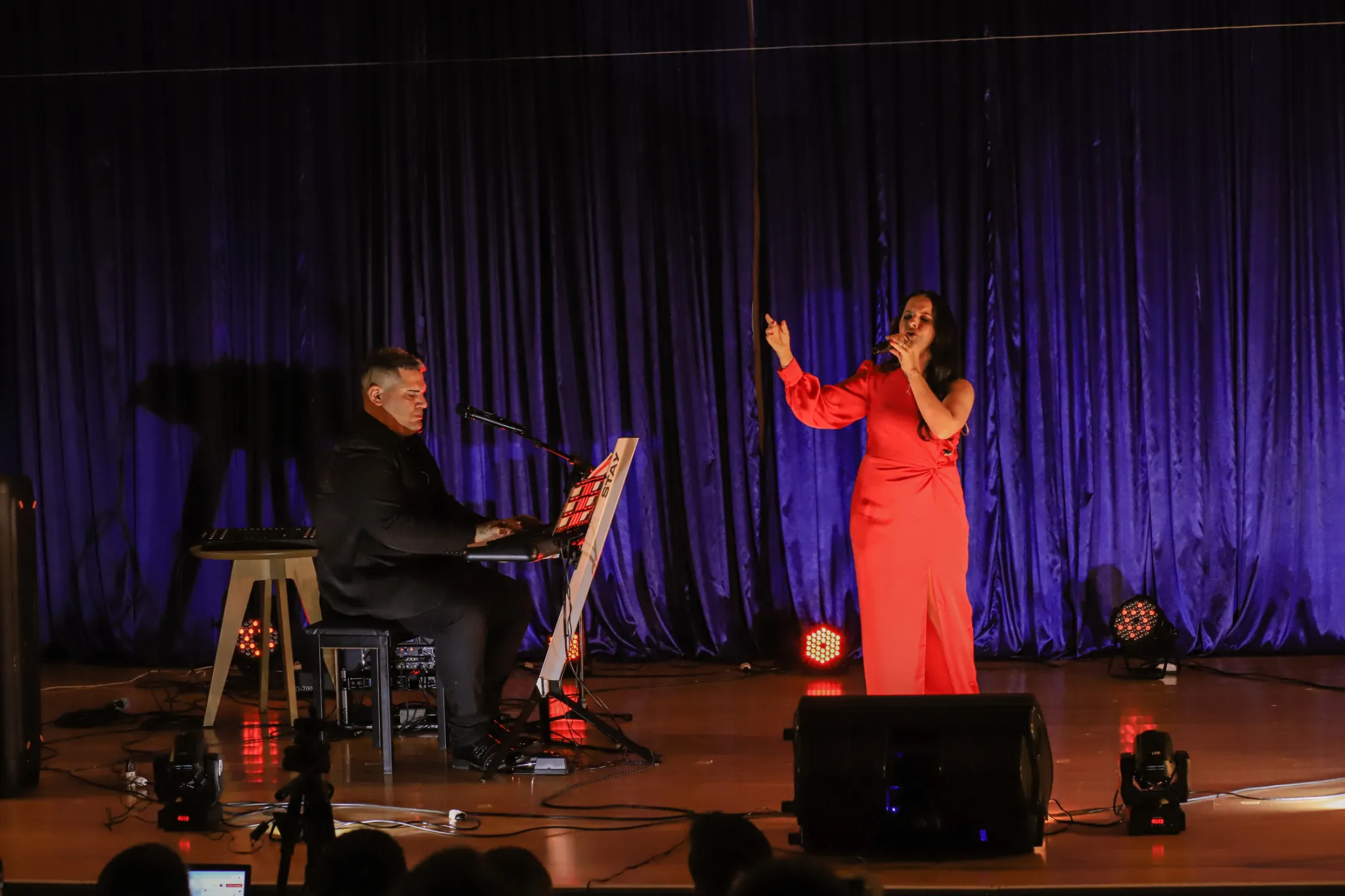 Apresentação de Ivan e Karine com iluminação de palco