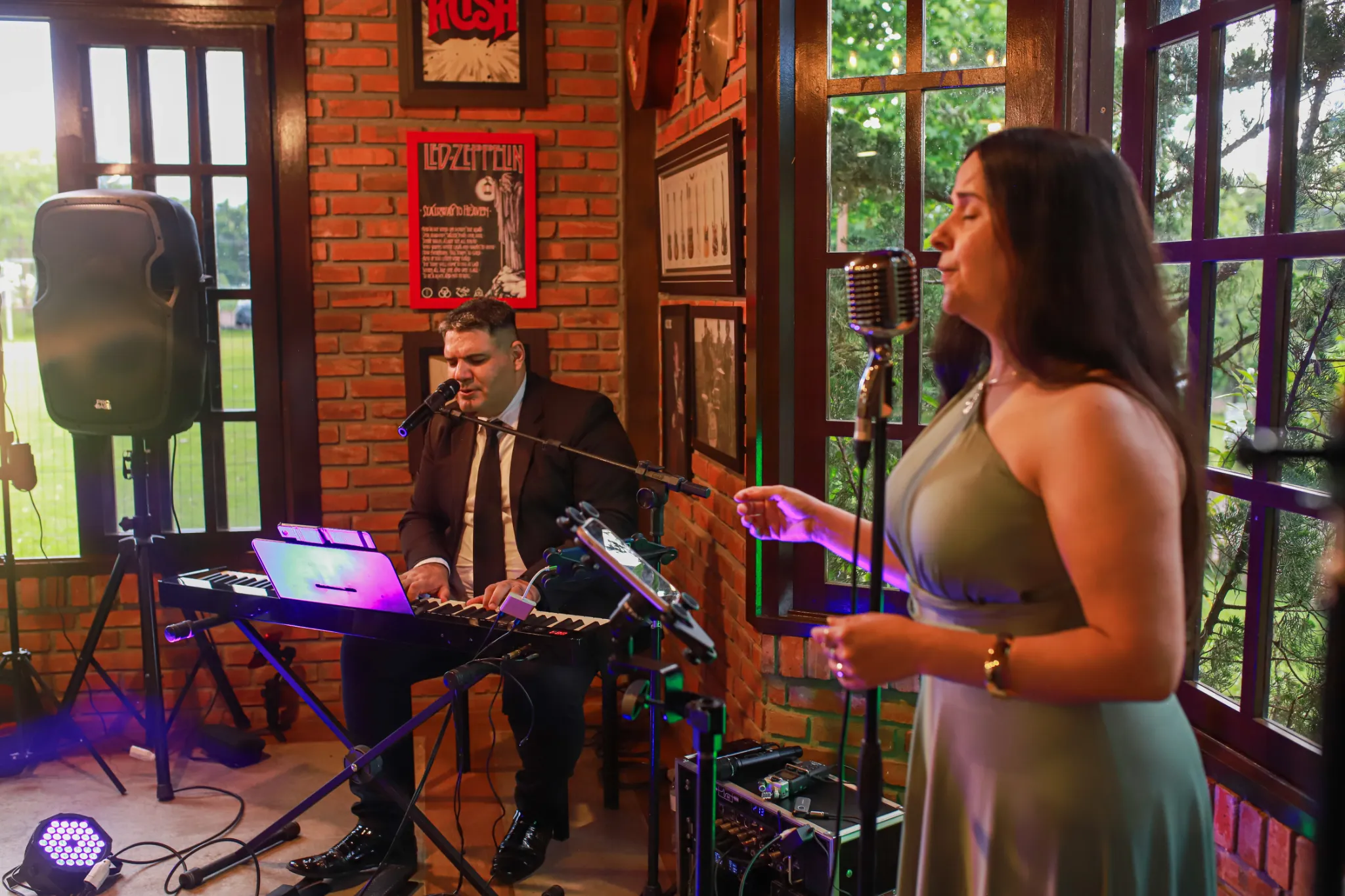 Apresentação em espaço com janelas e tijolos aparentes